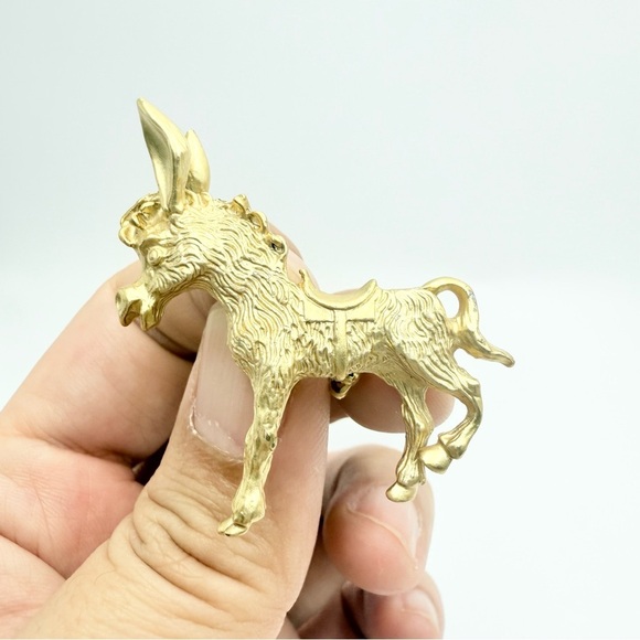 Vintage Textured Matte Gold Tone Donkey with Saddle Brooch - Picture 1 of 7